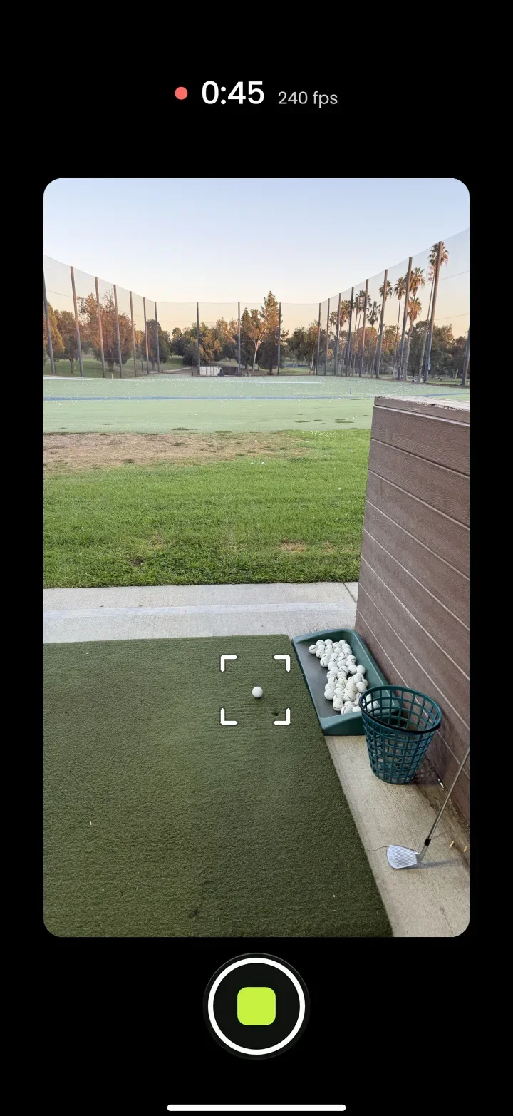 Contrail recording at the range: the ball on the mat framed by the square lock brackets, a timer at the top and a stop button.